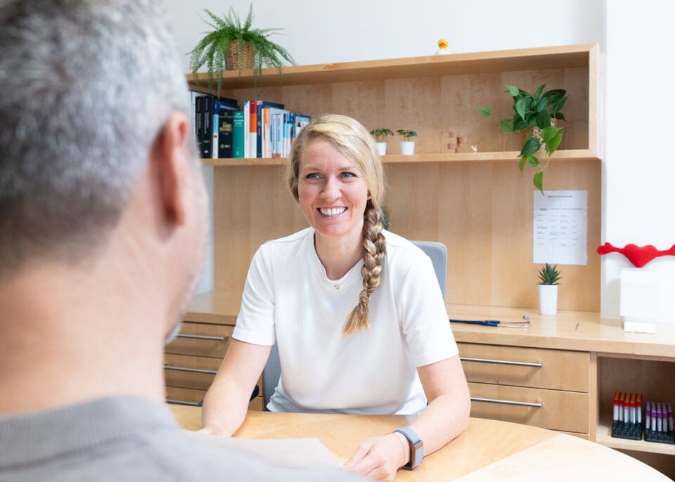 Orthomolekulare Medizin Trofaiach - Ordination Dr. Karin Rubinigg, Innere Medizin, Porträt Dr. Karin Rubinigg beim Patientiengespräch