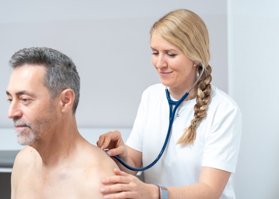 Allgemeinmedizin Trofaiach, Ordination Dr. Karin Rubinigg, Abhören des Patienten