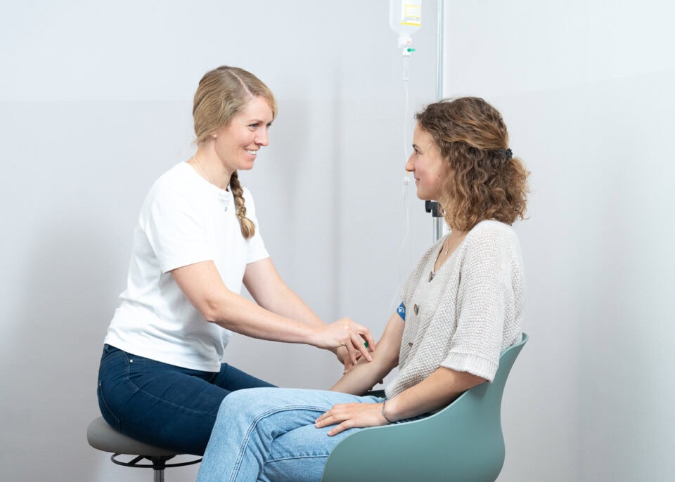 Ordination Dr. Karin Rubinigg, Internistin Trofaiach, Innere Medizin Trofaiach, Ärztin mit Patientin bei Blutabnahme