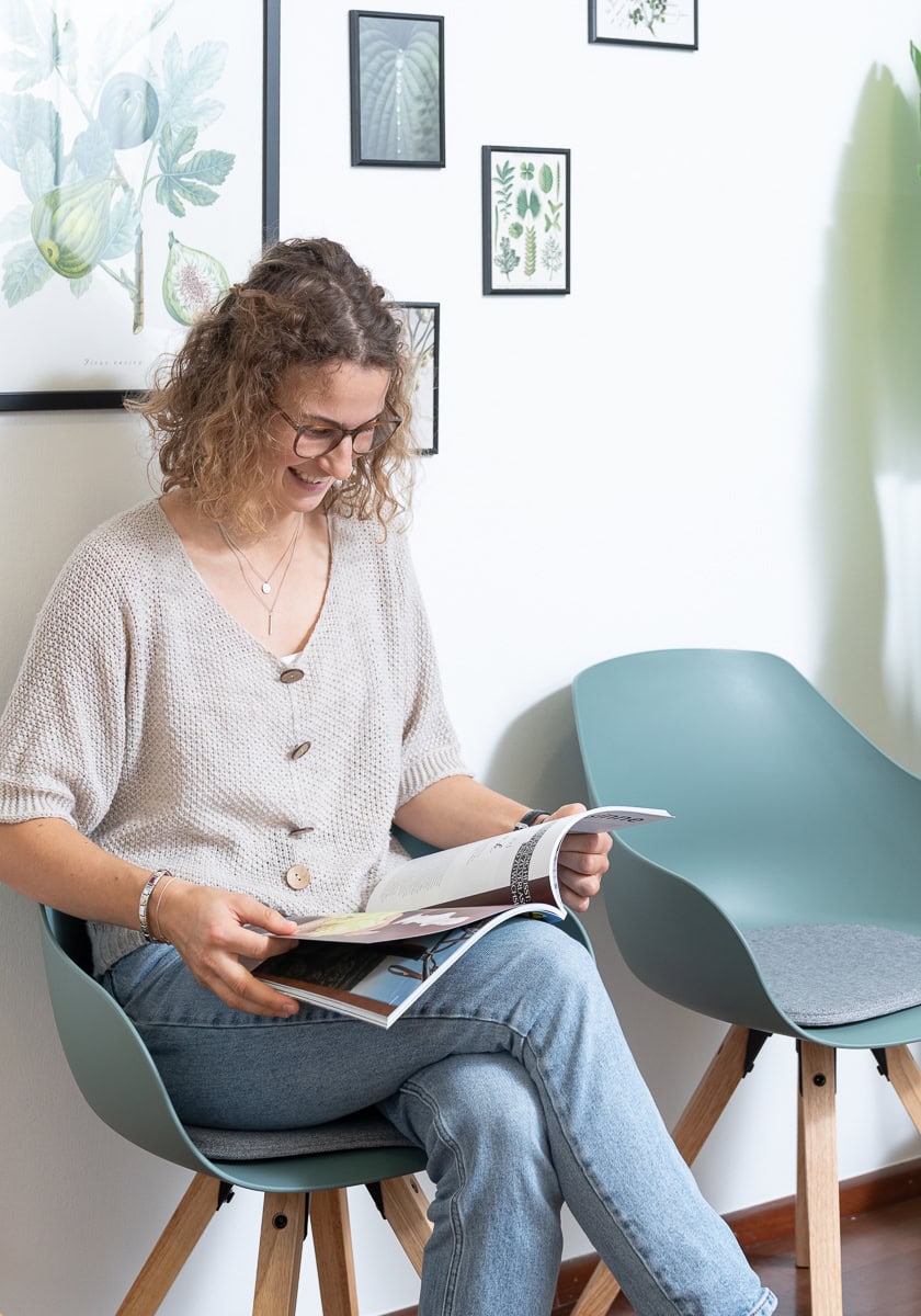 Ordination Dr. Karin Rubinigg | Trofaiach | Patientin im Warteraum